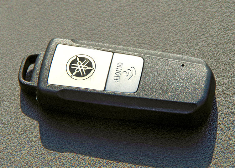 スマートキーの電池は２年で交換がお勧めです。当店なら車検、２年点検時に無料交換いたします！